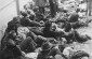 Judíos reunidos en el patio del cuartel de policía durante el pogromo de Iasi. © Desconocido, otorgado por el USHMM.